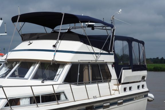 bimini op een neptunus 133 geplaatst aan de buitenkant